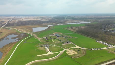 Atemberaubende-Luftaufnahmen-Von-Schafställen-Und-Idyllischen-Ländlichen-Feldern-Und-Seen-In-Den-Niederlanden
