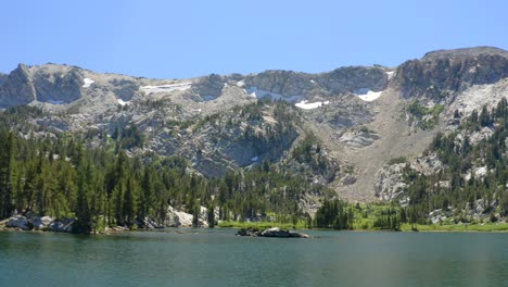 水晶湖和雪山的空中影像在夏天, 巨型湖泊在4k