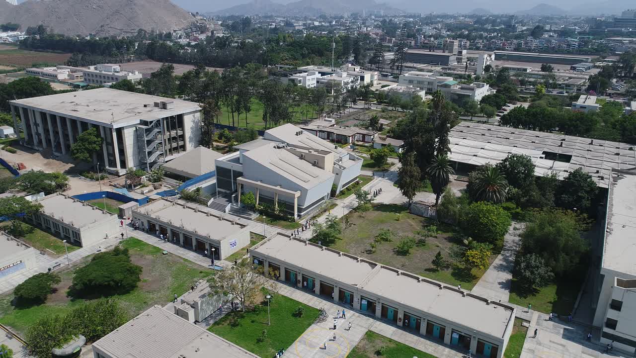 video aéreo hecho con avión no tripulado de un lugar de elecciones para la presidencia y el congreso en perú