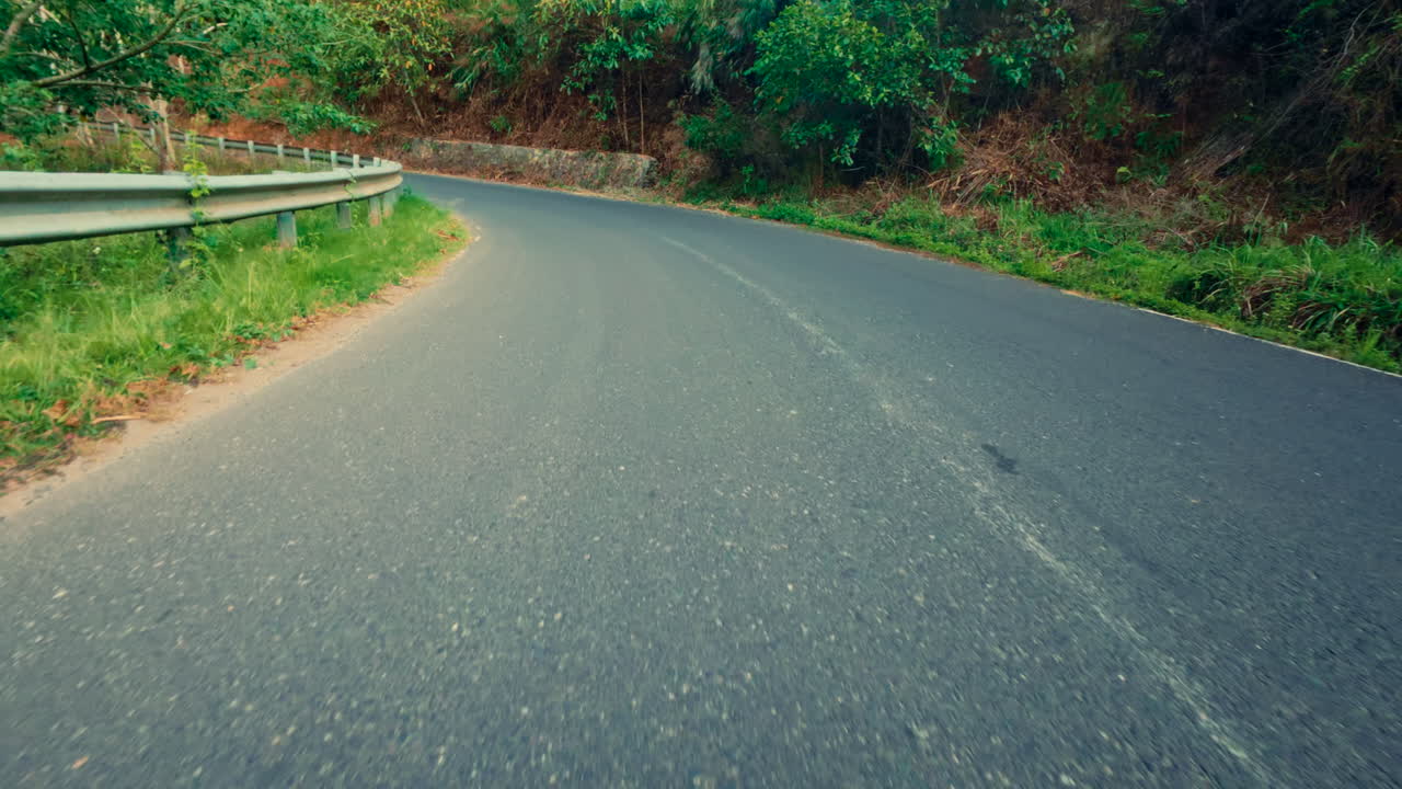 숲 을 가로지르는 경치 좋은 산길