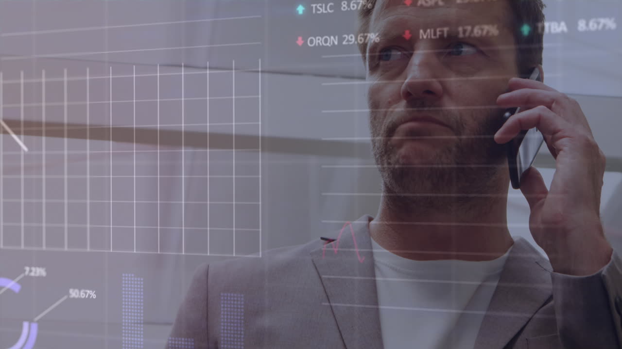 Animazione di grafici e tabelloni di trading su un uomo caucasico in piedi che parla al telefono