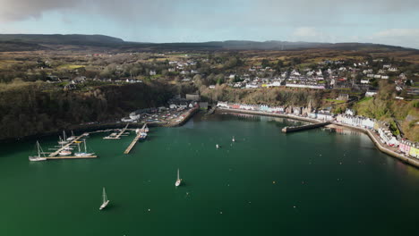 lateral lineal aérea del majestuoso puerto de tobermory rodeado de colinas y árboles