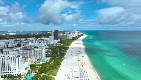 Imágenes-Fascinantes-De-Un-Dron-Aéreo-De-Una-Playa-De-Arena-En-Miami,-EE.-UU.