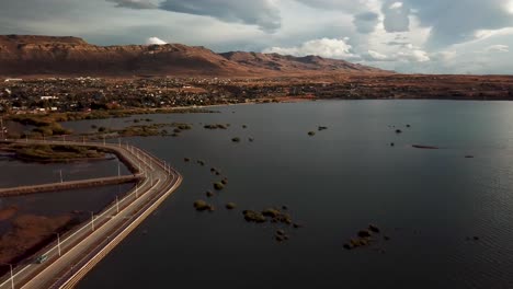 Drone-shots-of-El-Calafate-in-Argentina,-at-the-end-of-the-day,-movement-of-drone-and-cars