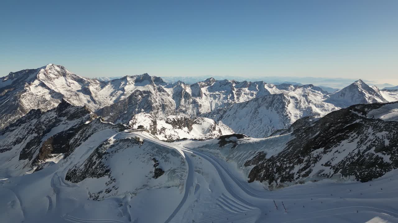 panoramica aerea nelle alpi svizzere, montagne rocciose di alta quota con un cielo blu