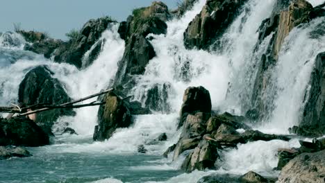 las imágenes vívidas de 4k capturan majestuosas cascadas que se sumergen rápidamente contra rocas escarpadas, creando un espectáculo cinematográfico del poder y la belleza de la naturaleza en detalles hipnotizantes.