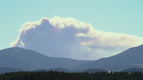 Lapso-De-Tiempo-De-Los-Ermitaños-Del-Cañón-De-La-Pantorrilla-Pico-De-Humo-De-Incendios-Forestales,-Nuevo-México-2022