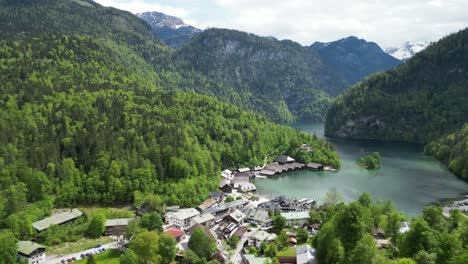 Volando-Sobre-El-Pequeño-Pueblo-De-Schönau-En-El-Pintoresco-Lago-Königssee-Cerca-De-La-Ciudad-De-Berchtesgaden-En-Los-Alpes-Bávaros-En-Alemania