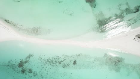 el impresionante cayo de agua con aguas turquesas y playa de arena blanca, vista aérea