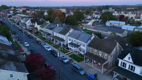 Stadthäuser-In-Der-Amerikanischen-Stadt-Während-Des-Frostigen-Morgens-Im-Herbst