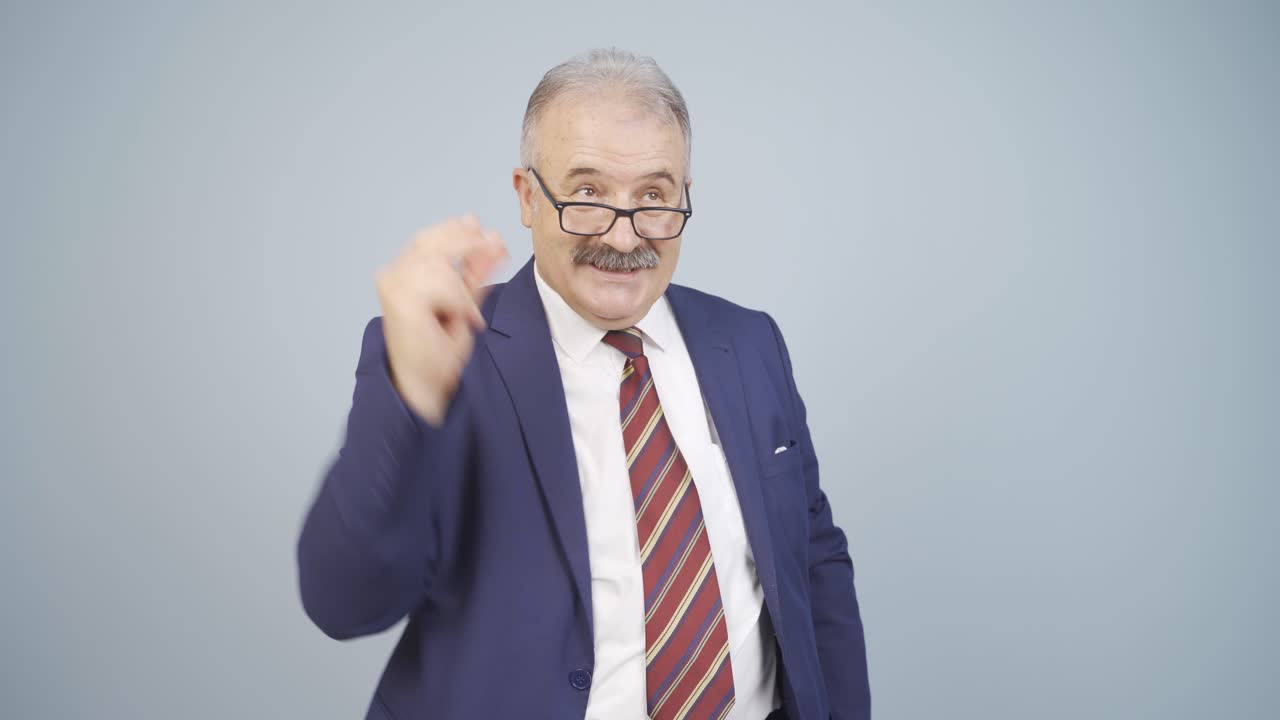 un hombre de negocios pensante se le ocurre una gran idea.