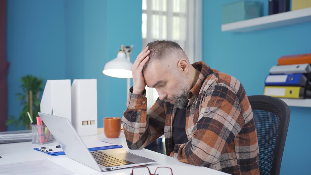 un uomo d'affari freelance frustrato e' arrabbiato.