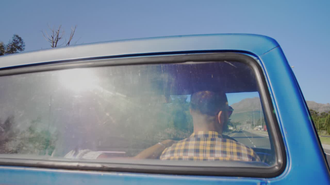 Giovane coppia in viaggio on the road sul loro pick-up