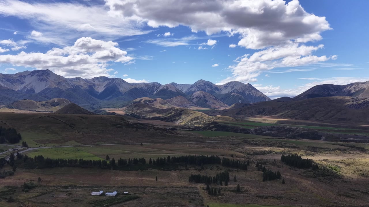 Avanzamento cinematografico con drone attraverso una valle alpina e una catena montuosa sull'Isola del Sud della Nuova Zelanda, vista della natura, dell'avventura e dell'ambiente