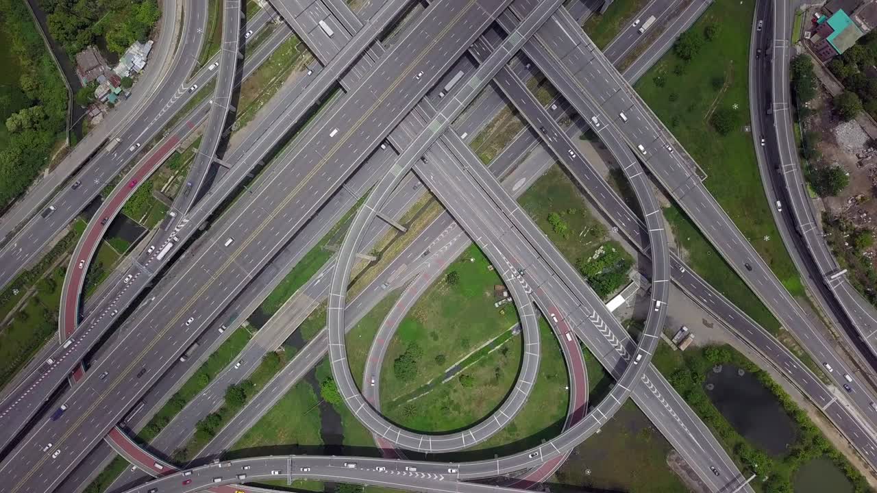 태국 방의 동쪽 외 고속도로 (eastern outer ring road) 를 가로지르는 고속도로 교차로의 면.