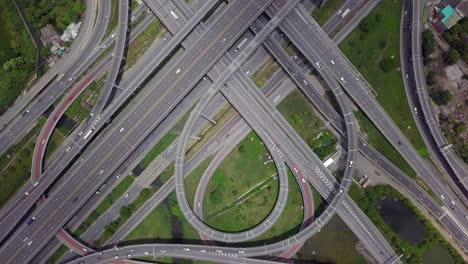vista superior de los cruces de carreteras. la intersección de la carretera de la autopista sobrepasa el anillo exterior oriental de bangkok, tailandia. video 4k
