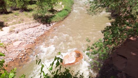 Tiro-Inclinado-Hacia-Arriba-De-Un-Río-De-Cañón-Que-Fluye-Rápidamente-En-El-Parque-Nacional-De-Zion