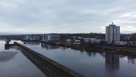 Luftbild-Fliegende-Alte-Britische-Stadt-Regeneration-Waterfront-Apartments-Block-Entlang-Wasserstraße-Kanal-Langsam-Breite-Linke-Umlaufbahn