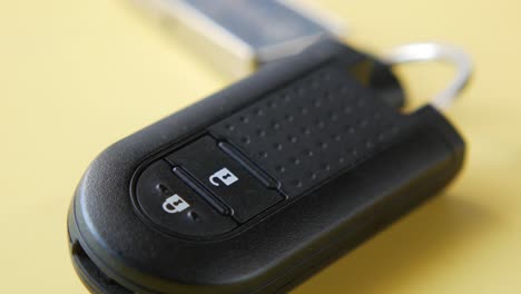 primer plano de una llave de coche moderno