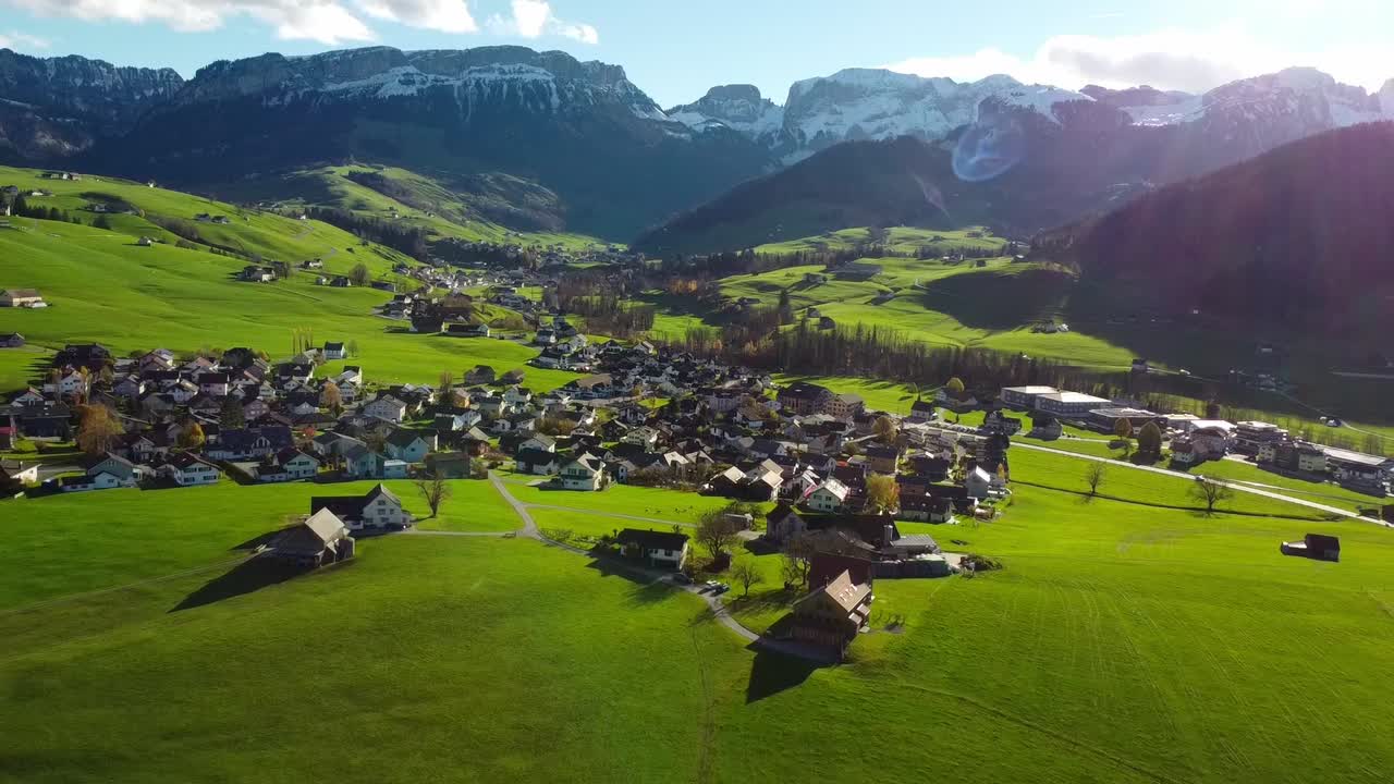 스위스 북동부의 알프슈타인 산맥 기슭에 위치한 아펜첼 마을입니다.