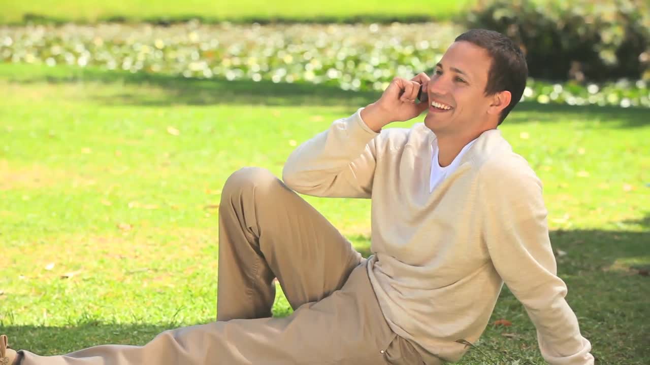 젊은 남자가 전화하고 있다