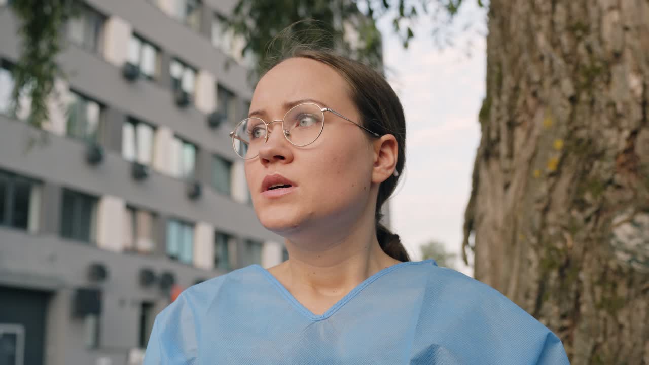 la mujer pensativa e introspectiva muestra diferentes emociones.