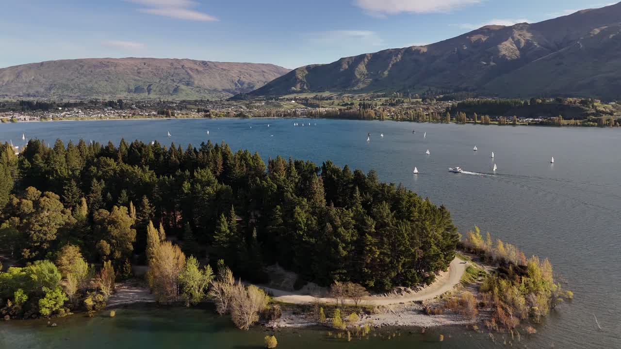 Splendida inquadratura di una regata velica nell'Isola del Sud, città di Wanaka e Lago Blu, Nuova Zelanda