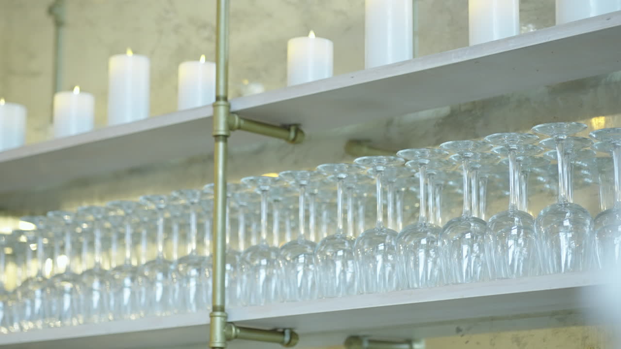 결혼식 장소에서 선반에 앉아 와인 잔