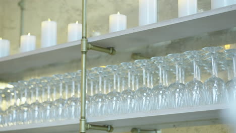 copas de vino sentadas en estanterías en el lugar de la boda