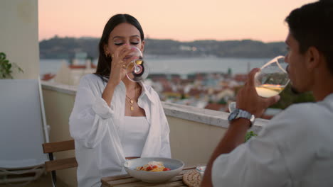 Junge-Liebende-Stoßen-Bei-Sonnenuntergang-Im-Hotel-An.-Ehepartner-Sitzen-Auf-Der-Terrasse-Und-Genießen-Die-Aussicht