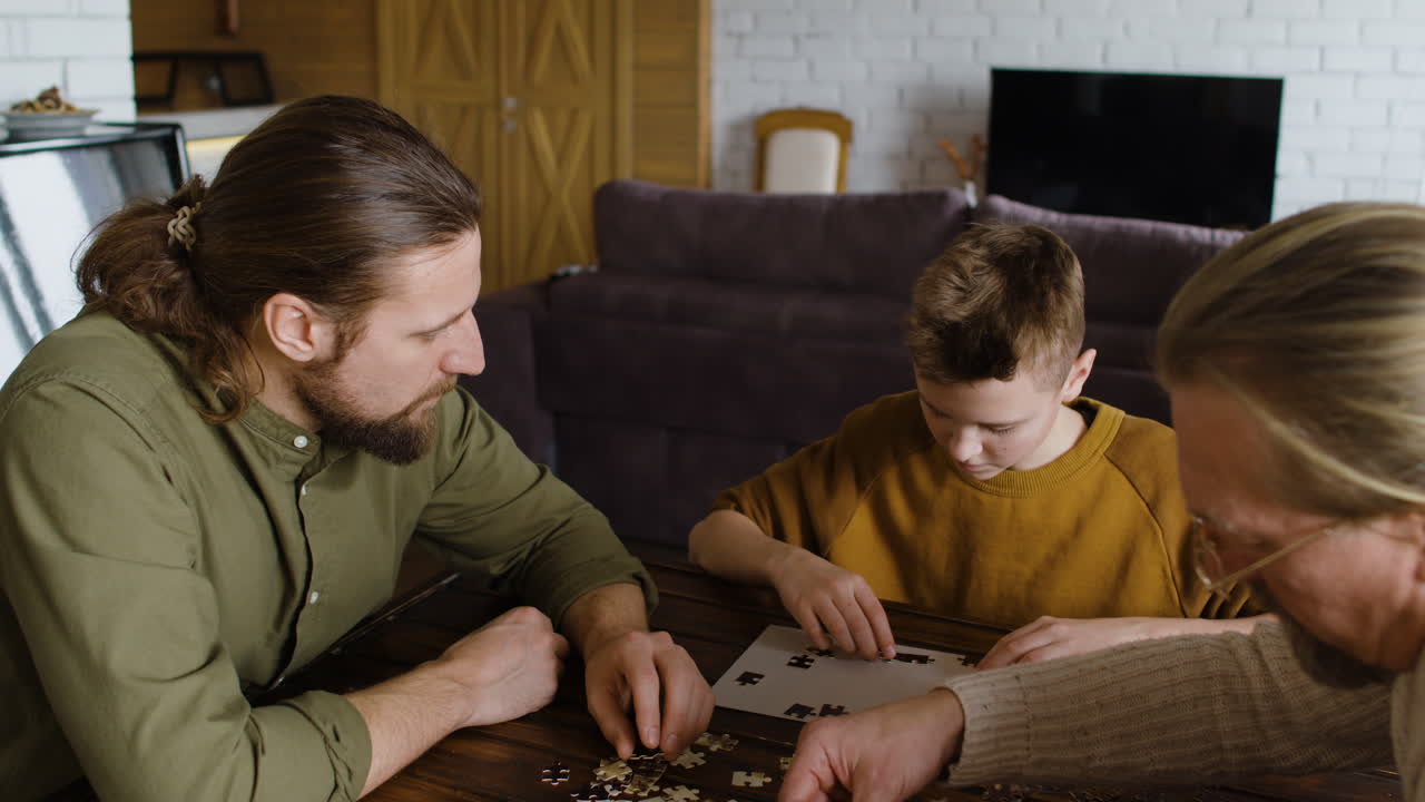 거실에 있는 백인 남자와 소년