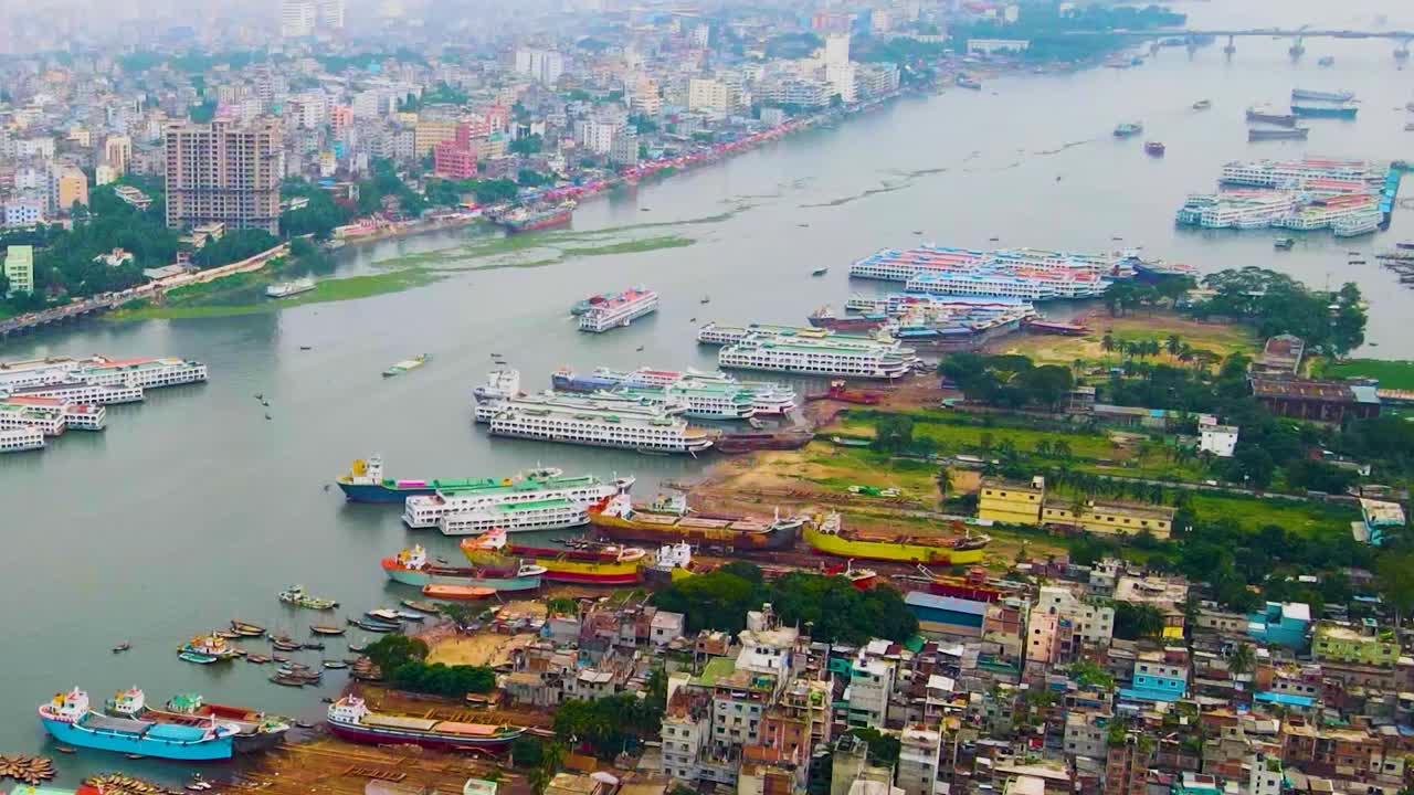 Skyline di Dhaka e importante porto fluviale sul fiume Buriganga a Dhaka, Bangladesh