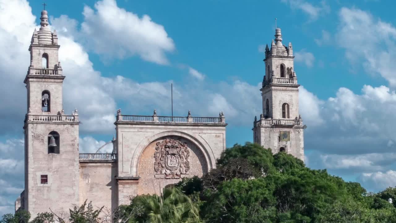rampa de velocidad de lapso de tiempo de catedral muy grande en merida, mexico plaza grande