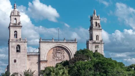 rampa de velocidad de lapso de tiempo de catedral muy grande en merida, mexico plaza grande