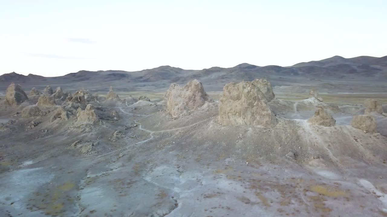 геологическое скальное образование трона пиннаклс, калифорнийская пустыня - воздушный пейзаж