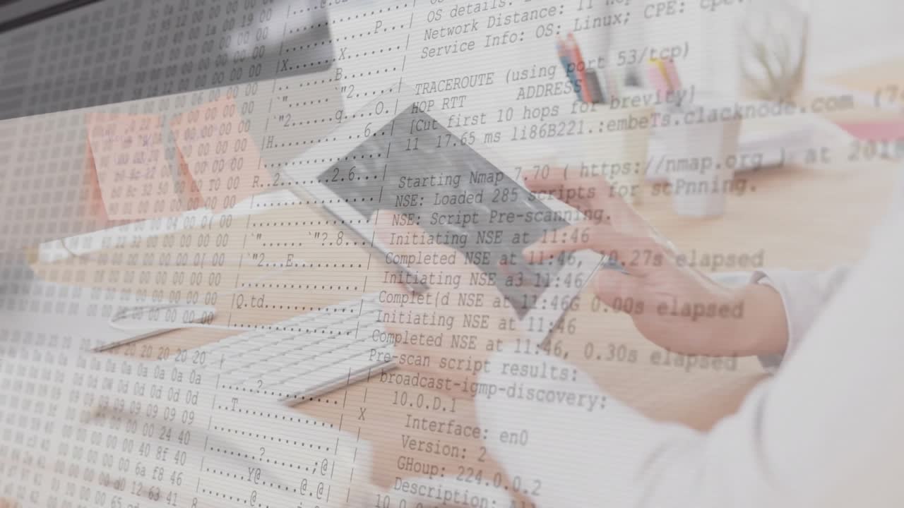 中年の女性がタブレットに手を伸ばし、タップやスワイプ操作をしている。その間、ネットワークスキャンのオーバーレイには16進データがスクロール表示されている。