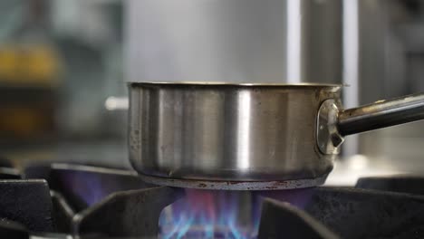 la llama encima del aparato culinario crea un ambiente de cocina caliente en la escena culinaria de la cocina doméstica: llama ardiente en la estufa, utensilios de cocina, utensilios de cocina, ambiente de cocina caliente