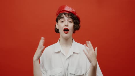 mujer con boina roja y camisa blanca