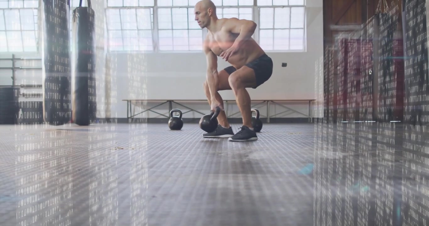 Atleta di fitness di mezza età che esegue uno squat, afferrando una kettlebell e oscillandola per il rafforzamento del core