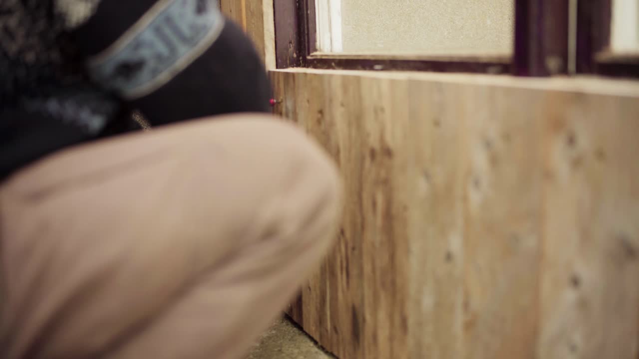Fissaggio di una vite su un pannello di legno all'interno di una serra usando un trapano elettrico