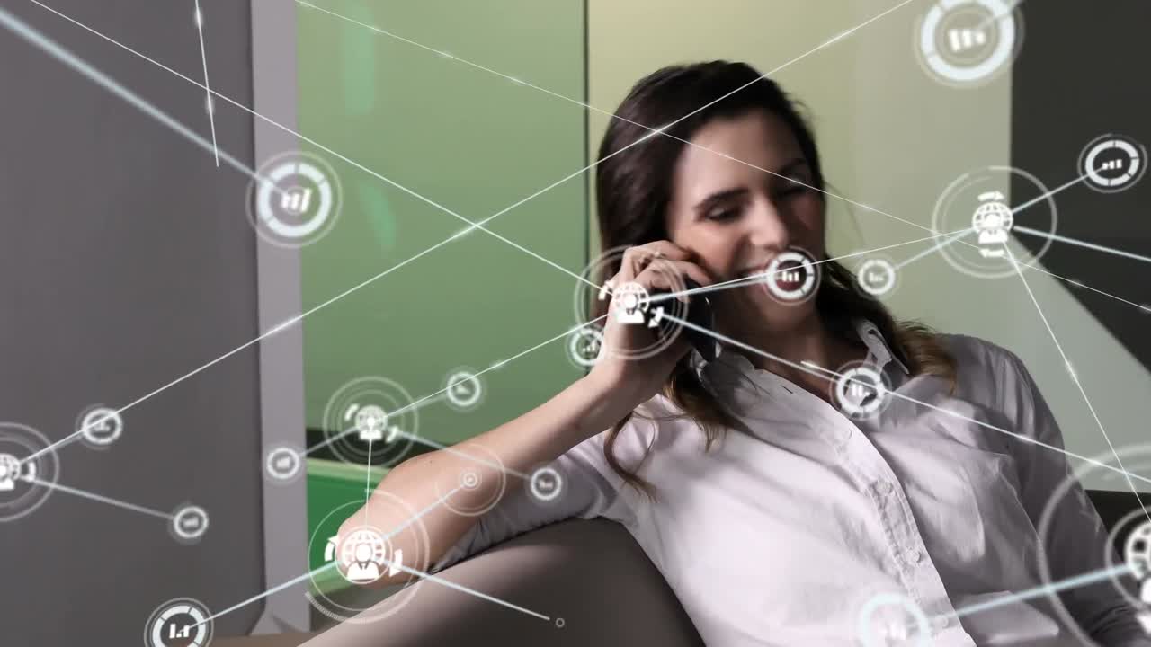 animación de la red de conexiones a través de una feliz ingeniera caucásica que usa un teléfono inteligente