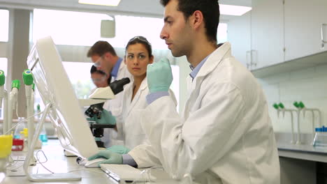 equipo de estudiantes de ciencias serias trabajando juntos en el laboratorio