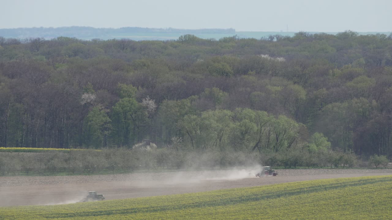 Atividade agrícola num campo arando e cultivando com trator, zona rural da França, paisagem francesa