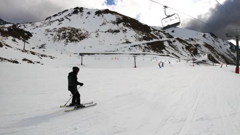 People-Skiing-In-Remarkables-Ski-Resort-In-Queenstown,-New-Zealand