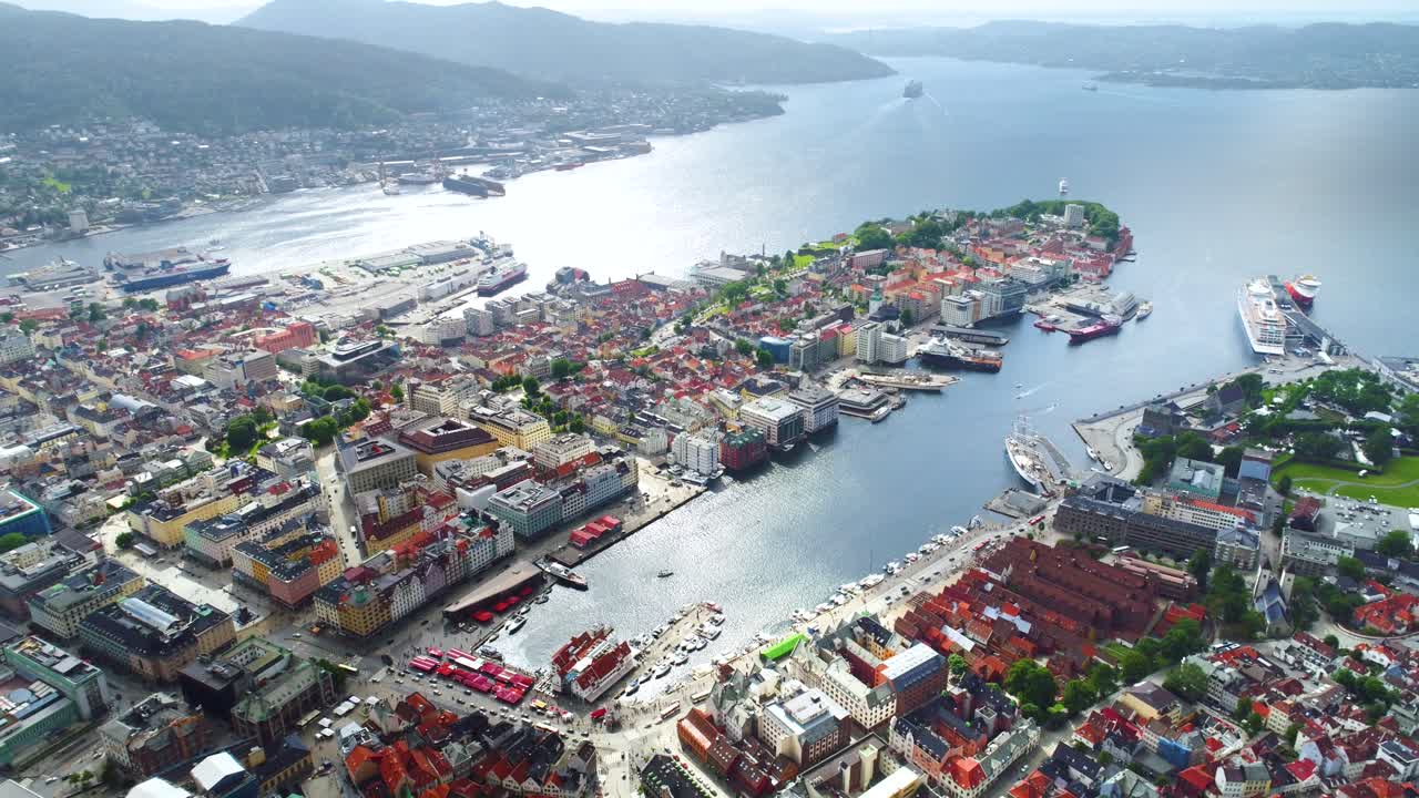 bergen es una ciudad y municipio en hordaland en la costa oeste de noruega. bergen es la segunda ciudad más grande de noruega.