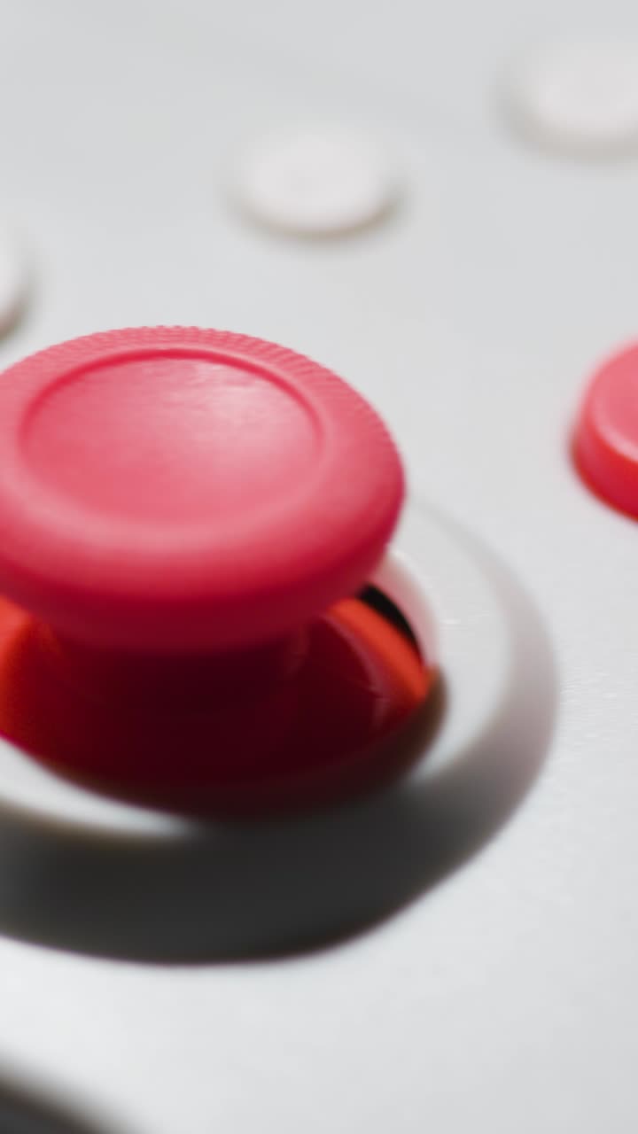 비디오 게임 컨트롤러의 수직 클로즈업, 회전하는 색 배경