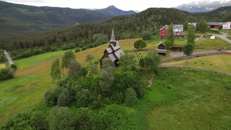 vieja iglesia de madera en las montañas