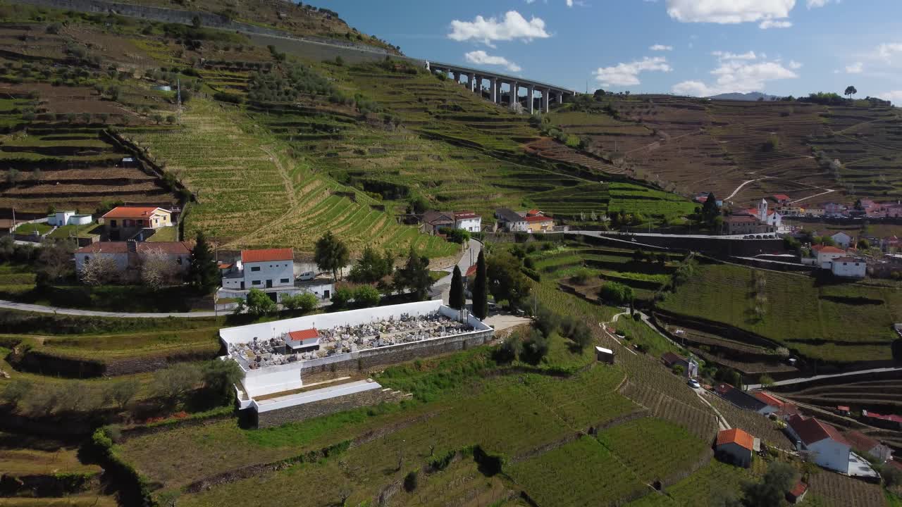 imágenes aéreas de un pequeño cementerio de un pueblo en las montañas portuguesas cerca de oporto y el valle del duero