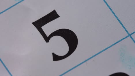 marcar la fecha en el calendario con un marcador rojo