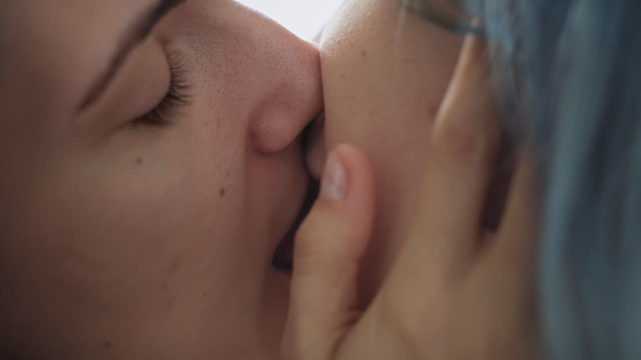 Video in primissimo piano di coppia lesbica che si bacia intimamente